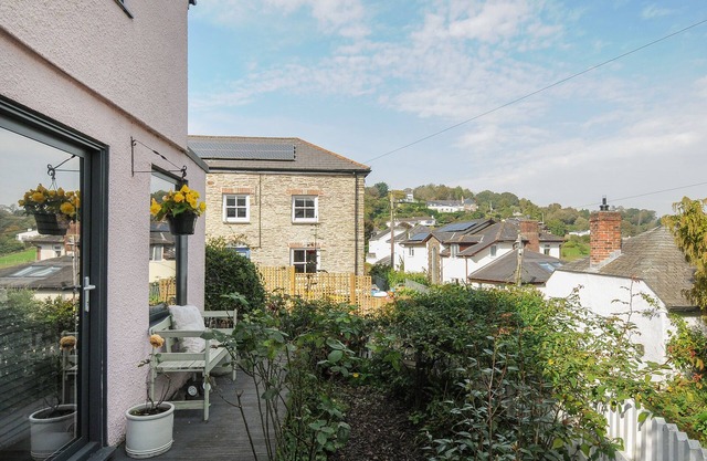 MOON'S COTTAGE, pet friendly, character holiday cottage in Fowey