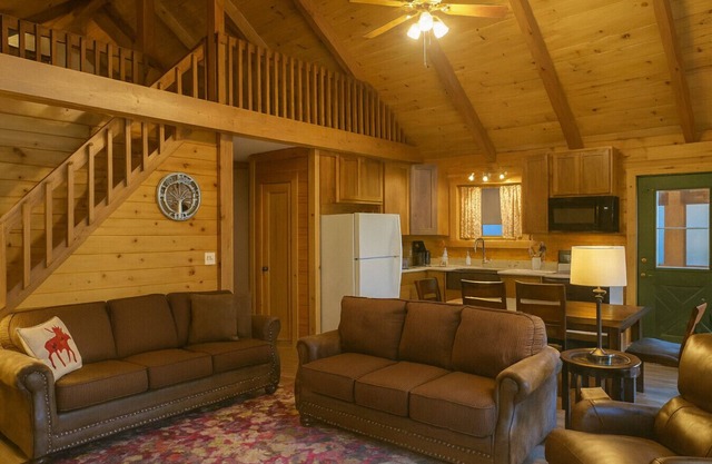 Moose Lake Retreat: Lake & Trailside