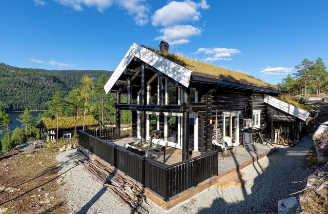 Moose Lodge is an atmospheric, luxurious, and modern home for 6 people with a beautiful view of the lake.