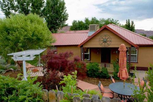 Moosewood Cottage - Hot Tub, Downtown, Dog Friendly