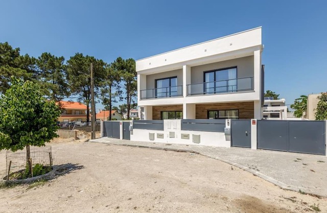 Moradia familiar v4 com piscina