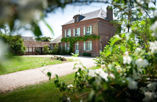 Morgny: House with walled garden and above ground pool heated from May to September.