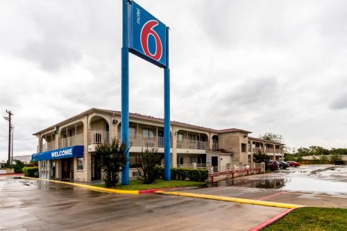 Motel 6 San Antonio, TX - Frost Bank Center