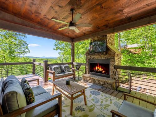 Mountain Breeze - Mountain View Hot Tub Firepit