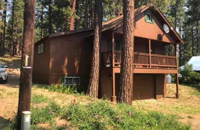 Mountain Cabin with WiFi. Enjoy this quiet small-townnretreat