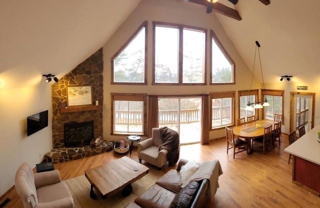 Mountain Chalet Getaway by Bryce Resort l Screened In Porch l WiFi