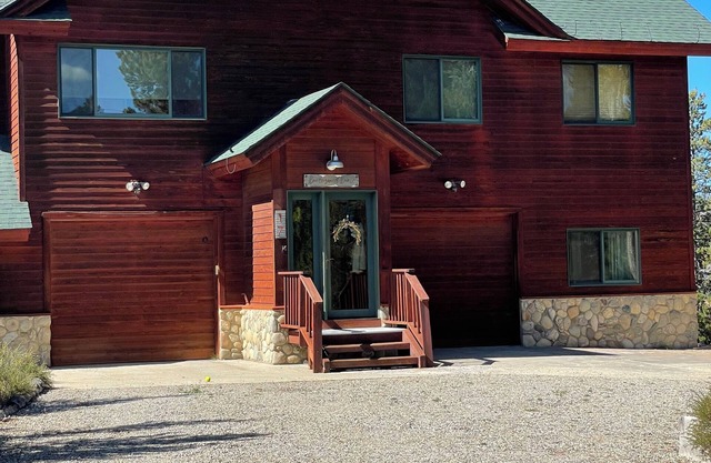 Mountain Chalet in heart of Grand County, Hot Tub, Dogs welcome, Child Friendly