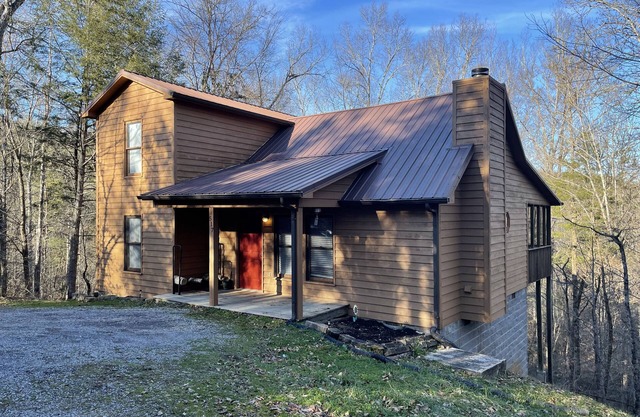 Mountain Deer Pass- A rustic mountain retreat on the Peacful Side of the Smokies