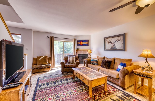 Mountain family townhome w/fireplace, private balcony & beautiful views