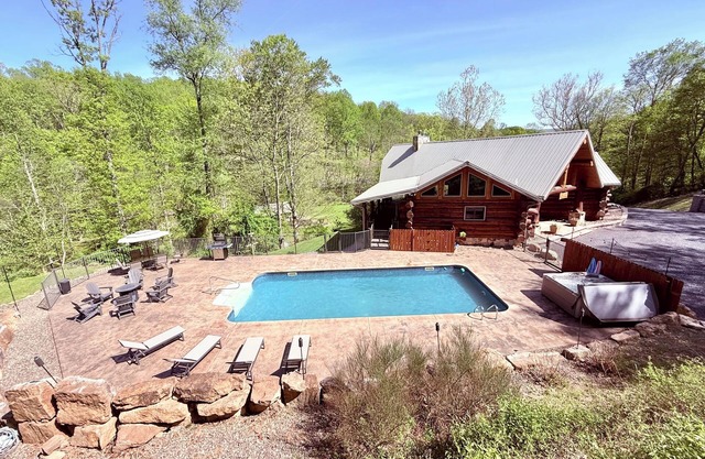Mountain lodge in central PA, with Wi-Fi, a heated pool and hot tub.