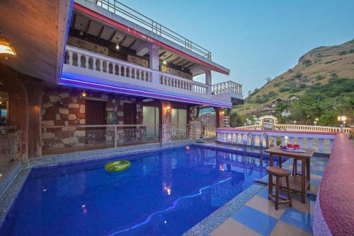 Mountain Mansion - The Dream Stays ll Pvt Pool ll 4 Bhk ll Big Lawn