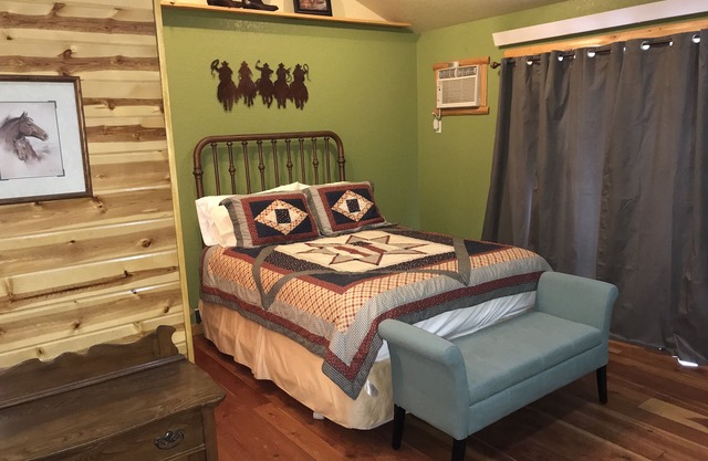 Mountain Peaks Inn, GREEN MOUNTAIN SUITE, Downtown Hill City