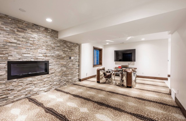 Mountain retreat in Park City! Modern inside/ traditional outside. Sleeps 8-10