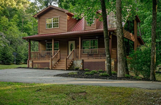"Mountain Time" luxurious cabin near Helen and Unicoi State Park- Sept 10% Off