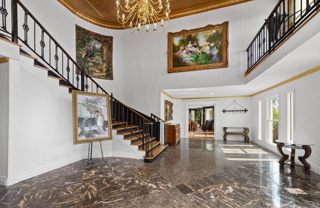 Mountain Top Mansion with PANORAMIC VIEWS and plenty of room for all your guests