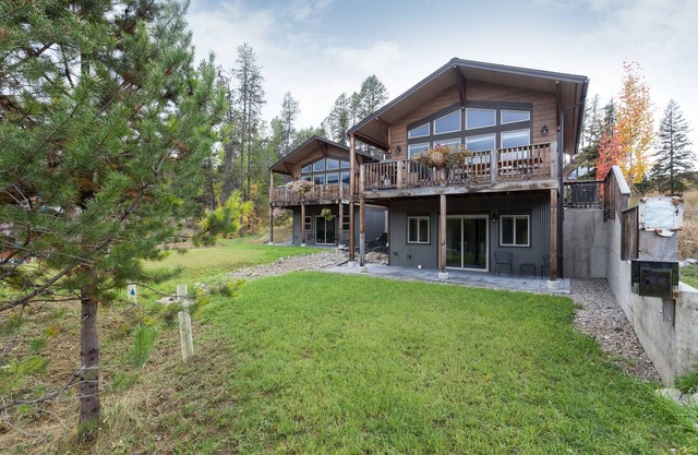 Mountain view 3 bedroom chalet, just 5 minutes to Glacier National Park entrance