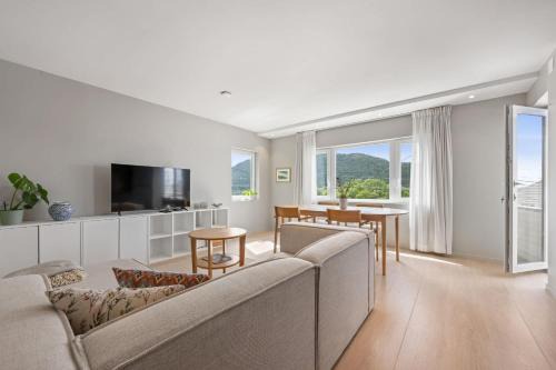 Mountain View & Balcony - Newly Renovated Apartment