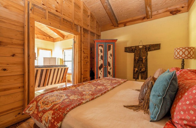 Mountain View Cabin Near Lost Maples & Garner Parks, Utopia and the Frio River