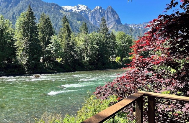 Mountain View Cabin w/amazing mountain views, hot tub, wifi, wood stove