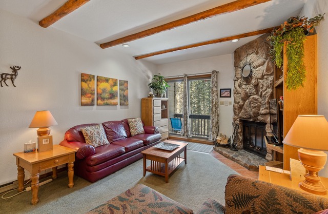 Mountain view condo in Cascade Village w/easy access to trails