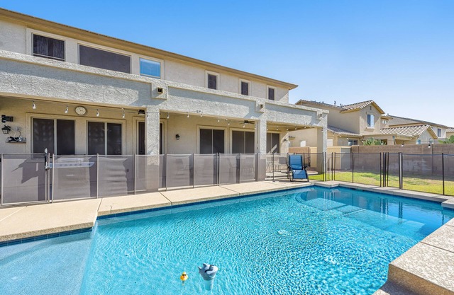 Mountain-view gem - 2 large living rooms, heated pool, enclosed yard, AC & W/D