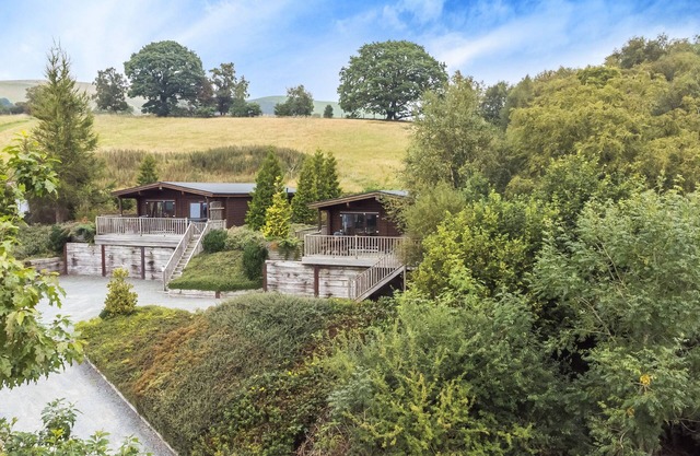 MOUNTAIN VIEW, pet friendly, with hot tub in Rhayader