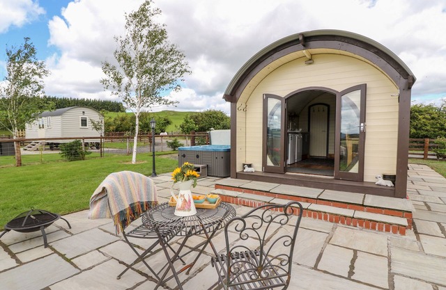 MOUNTAIN VIEW, pet friendly, country holiday cottage in Rhayader