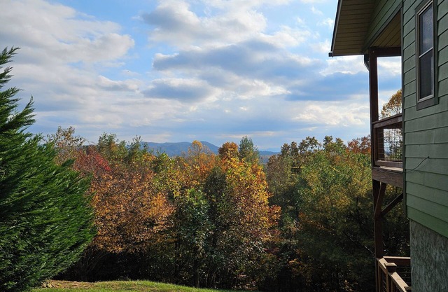 Mountain Views All Year! Charming 3-Bed Cabin Just Minutes from Downtown