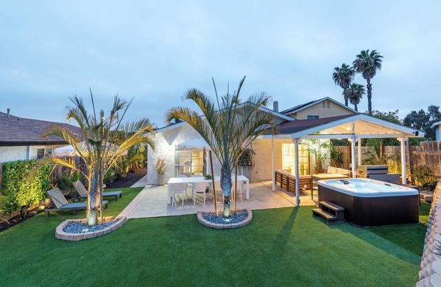 Mountain Views/Hot Tub/Arcade Games/Luxury Home!