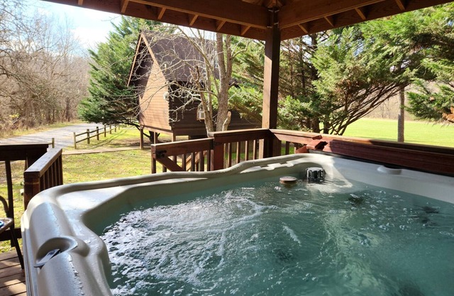 Mountain Views, River Frontage & HotTub + Country!