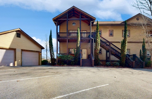 Mountainside condo with private balcony, washer/dryer, shared pool, sauna, & gym