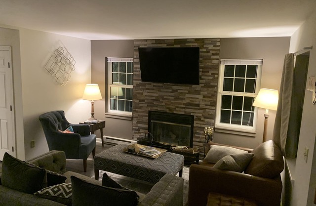 Mountainside: Large 3-level Jiminy Peak Home