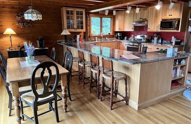 Mountainside Spacious and Private Log Home.