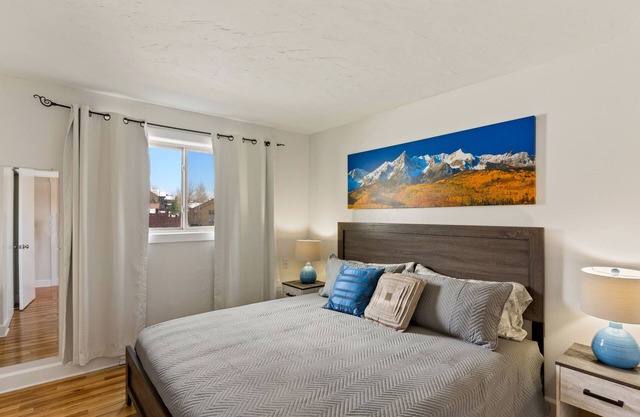 Mountainside Condo: King Bed/Hot Tub/On Free Bus Route/Fireplace