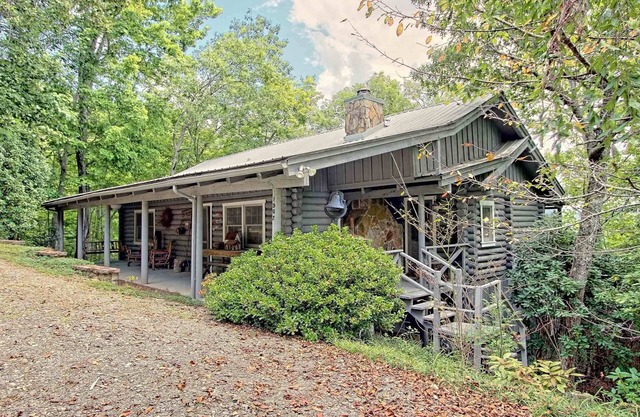 Mountaintop log cabin w/wood stove hot tub and grill near Lake Chatuge