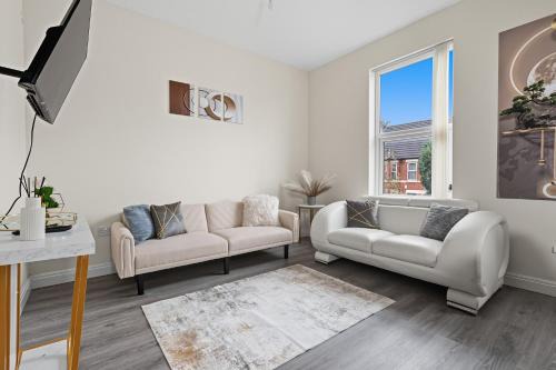 Moxley Modern 2-Bed Flat with Flexible Sleeping