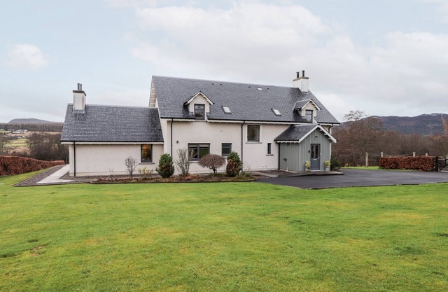 MOY BRIDGE CROFT, pet friendly, with open fire in Strathpeffer
