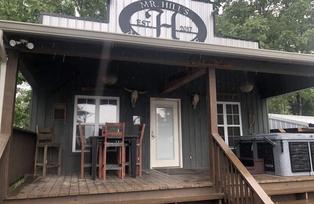 Mr Hills Mercantile Cabin with a hot tub