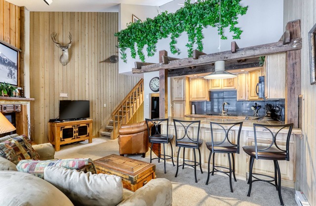 Mt. Bachelor Village condo with tennis courts and nearby slope access