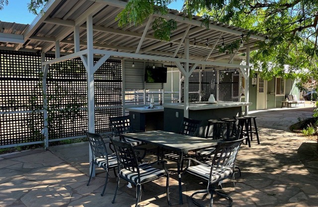 MT VIEWS: Guesthouse w/2 HORSE STALLS + Turnout, Sleeps 4, Tack Room, Trails, Riding Ring