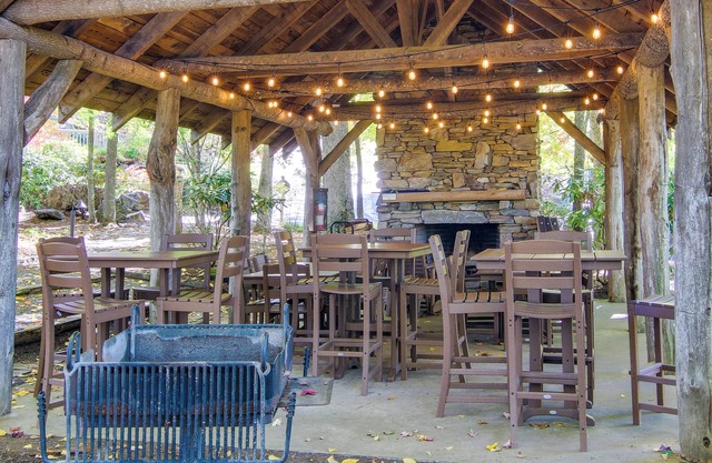 Mtn-view Condo w/Screened Porch in Burnsville!