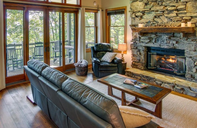 Mtn-View Condo with Screened Porch in Burnsville!