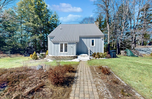 Mtn-view home with large deck, wood stove, firepit, grill, streaming, W/D, & AC