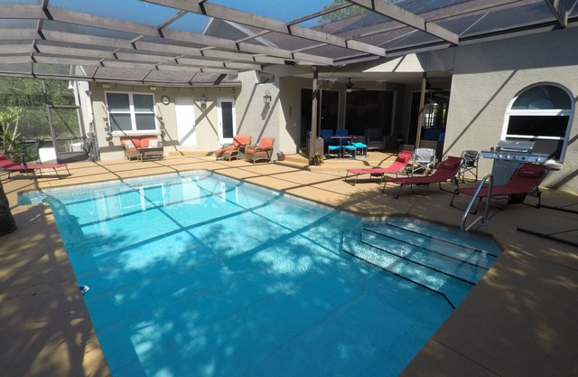 Multi-family peaceful retreat home sleeps15 with heated pool near Crystal River!