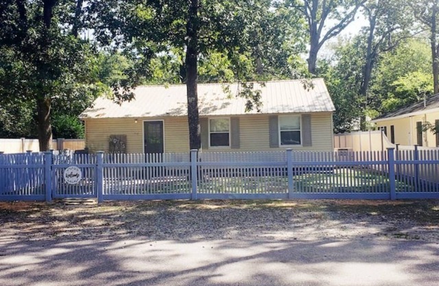 Mutts & Mugs on Maple