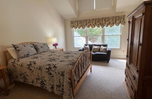 MV West Chop 3BR Townhouse features Tashmoo Beach, Pool, Tennis & Golf nearby!