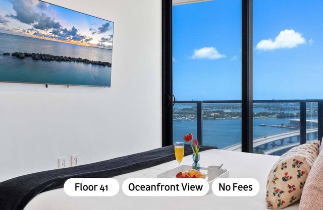 MVR - Designer Apt with Jaw-Dropping Views & Pool!