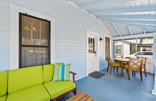 Mystic Moon- family friendly, fenced yard, pets welcome!