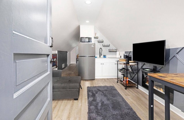 N Ridgeway · Logan Square Cozy Apartment - Games+Arcade - Patio