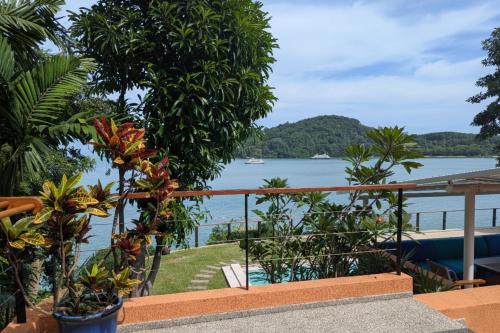 Nambo Villa - Stunning luxury seafront pool villa 4 BR
